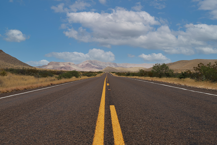 Carretera rural con nubes en el horizonte