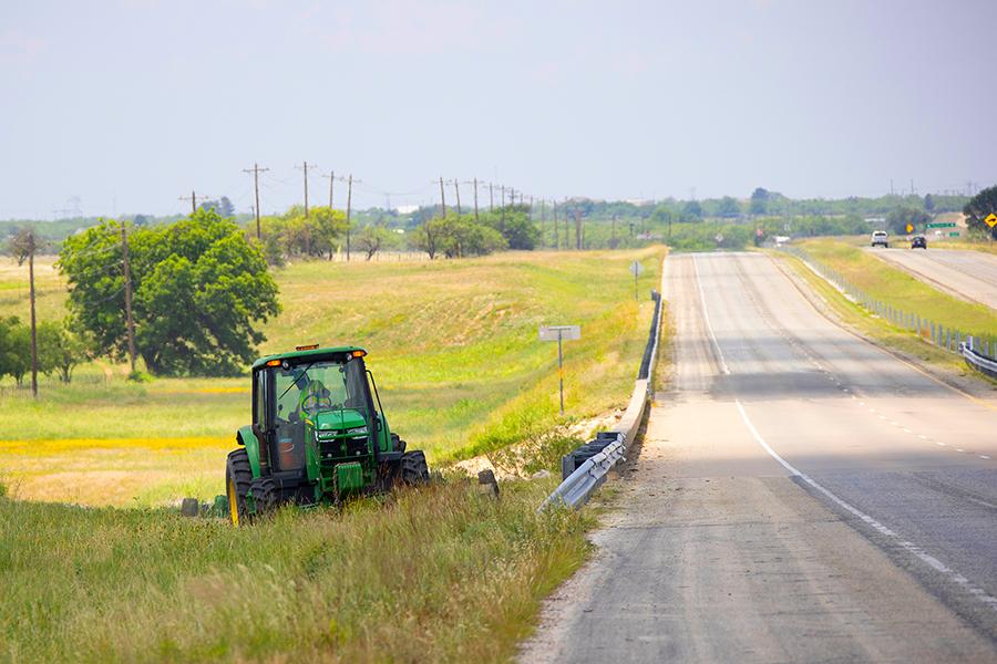 El tractor se mueve a lo largo de la carretera