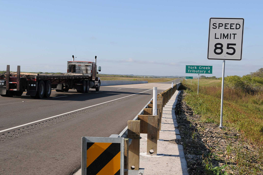 Señal de límite de velocidad de 85 mph en la carretera estatal de Texas 130 (SH 130)
