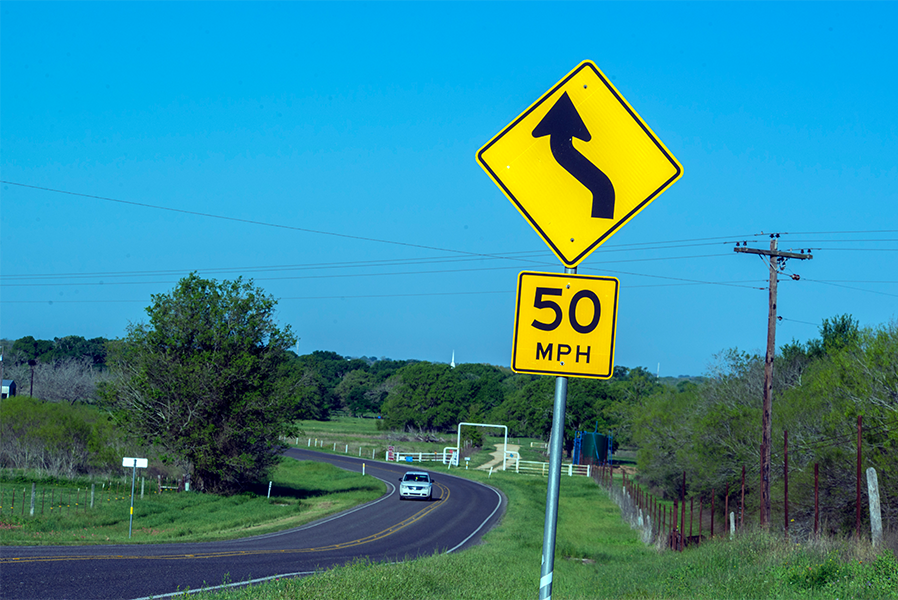 Señal de advertencia de autopista - curva en la carretera