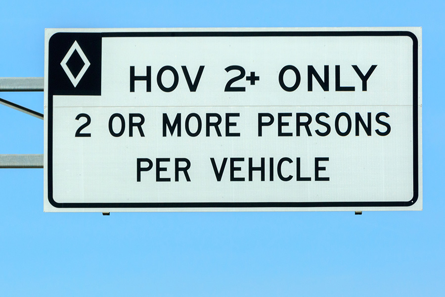 Señal de carril HOV