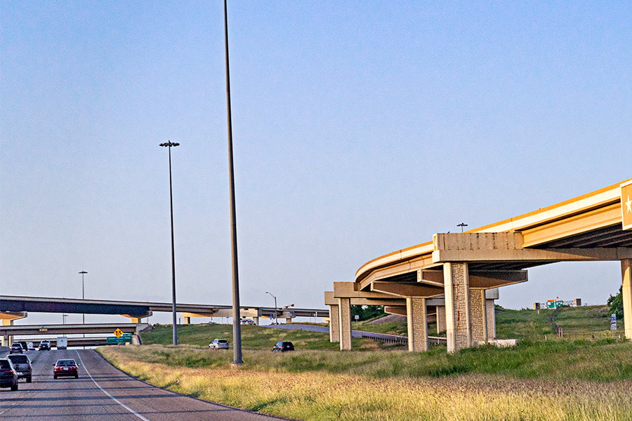 Postes de luz al borde de la carretera y sobre los pasos de la autopista