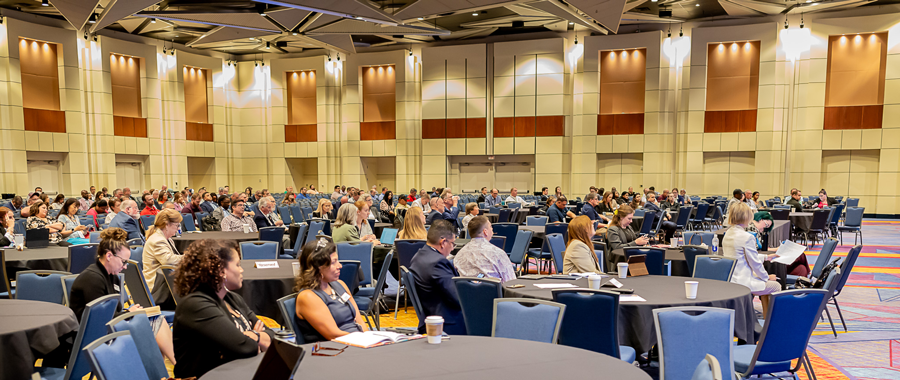 Un gran salón de eventos lleno de personas mirando hacia el escenario del Texas Innovation Invitational 2025, en Fort Worth, Texas.