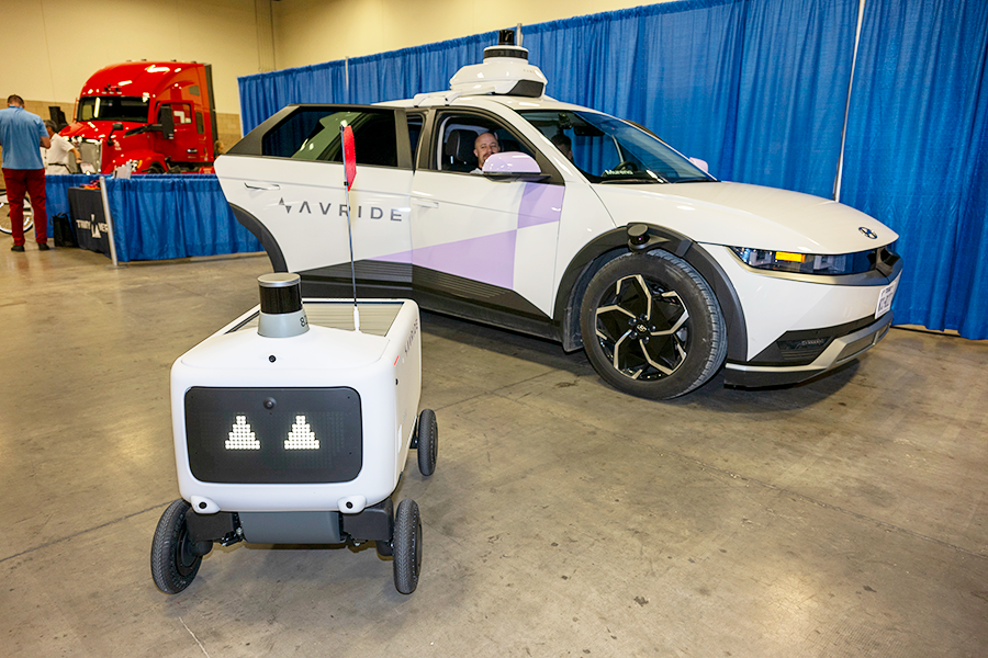 Un robot de reparto y un vehículo autónomo en el Tech Showcase en el Texas Innovation Invitational 2025 en Fort Worth, Texas, del 16 al 18 de junio de 2025.