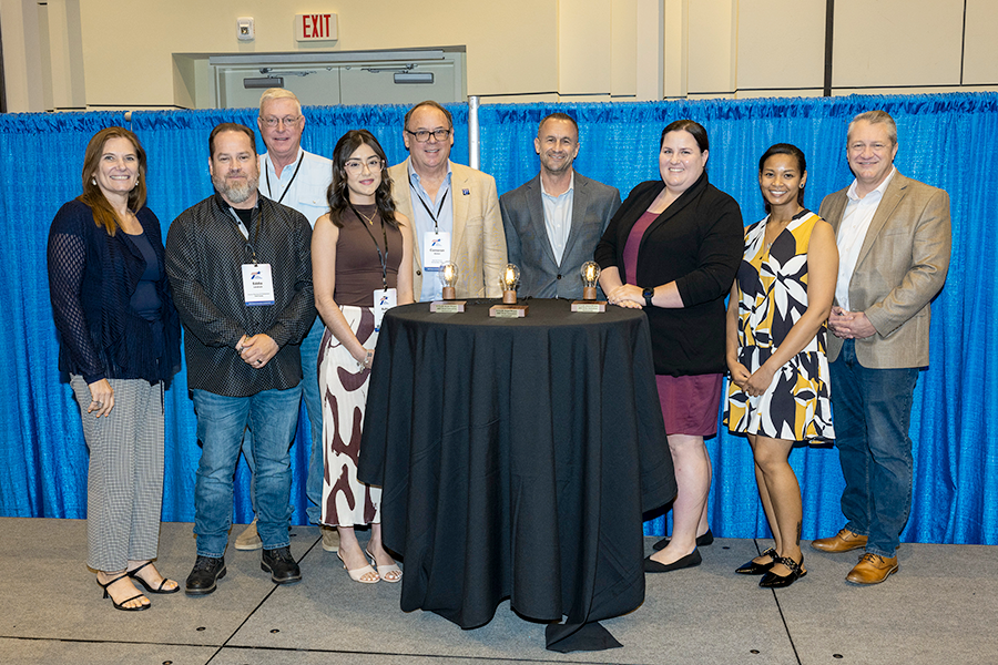 Team Permian Basin, ganadores del Premio S.T.A.R. 2025 en el Texas Innovation Invitational 2025 en Fort Worth, Texas, del 16 al 18 de junio de 2025. De izquierda a derecha: Erika Kemp, TxDOT; Eddie Landrum, condado de Ector; John Henderson, condado de Ector; Ruby Anaya, Ciudad de Midland; Cameron Walker, MPO de la Cuenca Pérmica; Gabe McClelland, Ciudad de Midland; Lindsey Adams, Ciudad de Midland; Michele Hagemann, Ciudad de Midland; Darran Anderson, TxDOT.