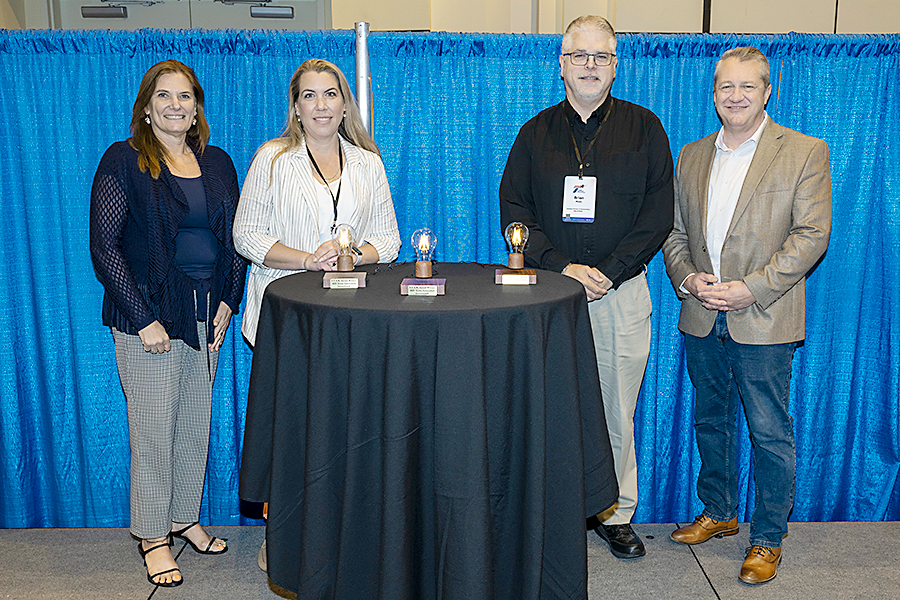 El equipo Frisco ganó un premio STAR en el Texas Innovation Invitational 2025 en Fort Worth, Texas, del 16 al 18 de junio de 2025.  De izquierda a derecha: Erika Kemp, TxDOT; Karen Smith y Brian Moen, del equipo Frisco; Darran Anderson, TxDOT.