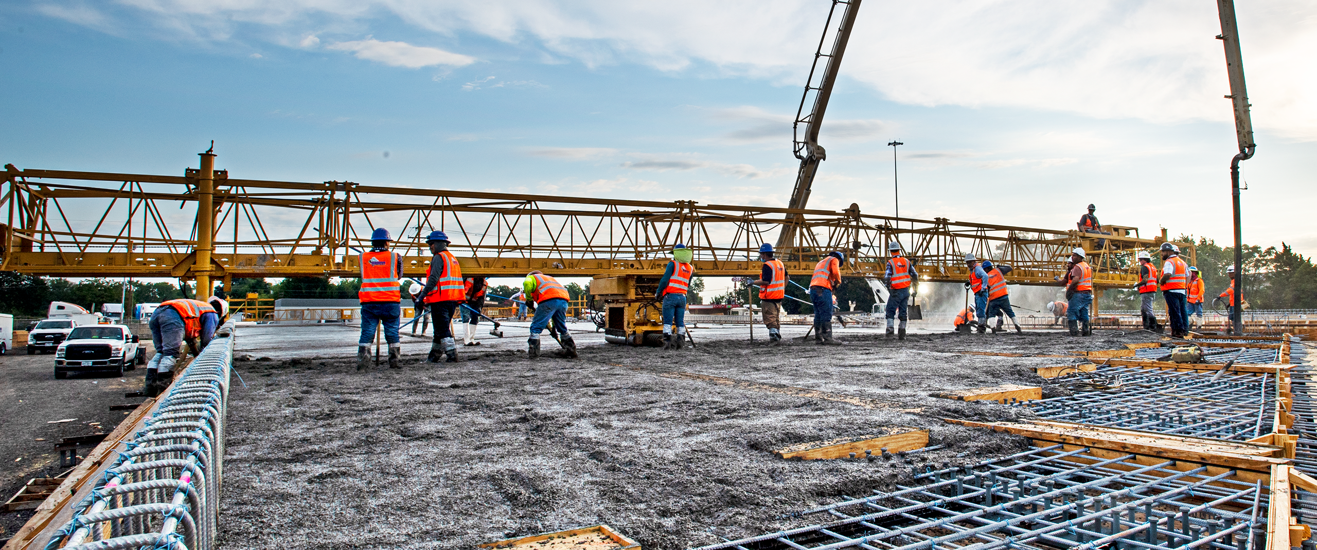 Estandarte acelerado de trabajadores de la construcción de puentes