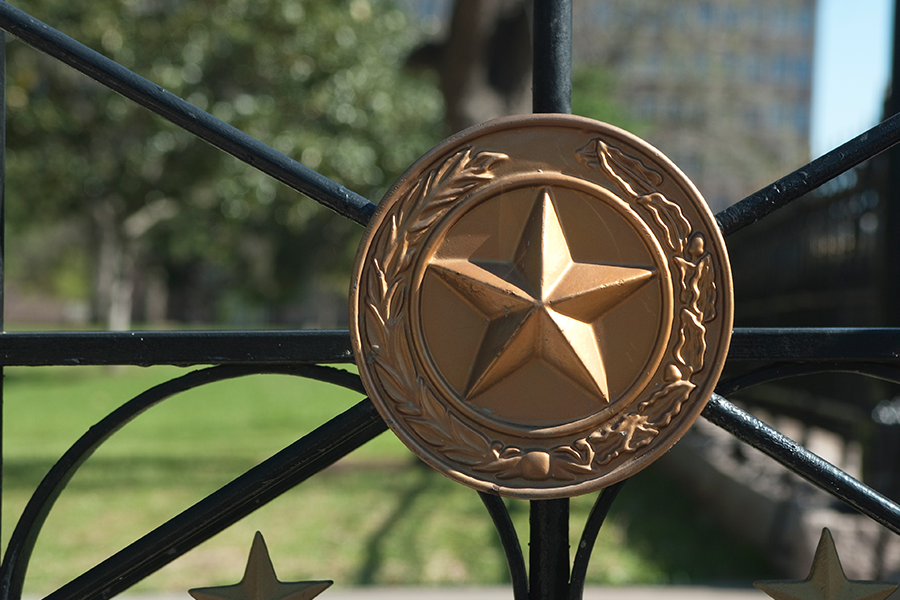 valla metálica en el capitolio de Texas