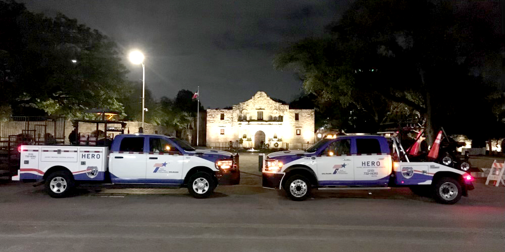 Camiones de TxDOT HERO frente al Álamo, San Antonio, TX