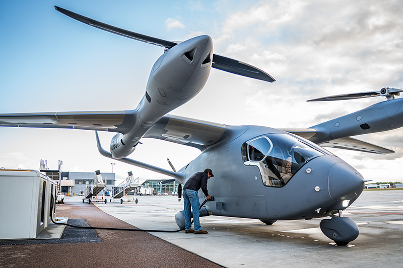 Aeronaves eléctricas de despegue y aterrizaje vertical (eVTOL) cargando en tierra.
