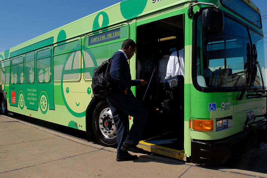 El pasajero aborda un autobús público