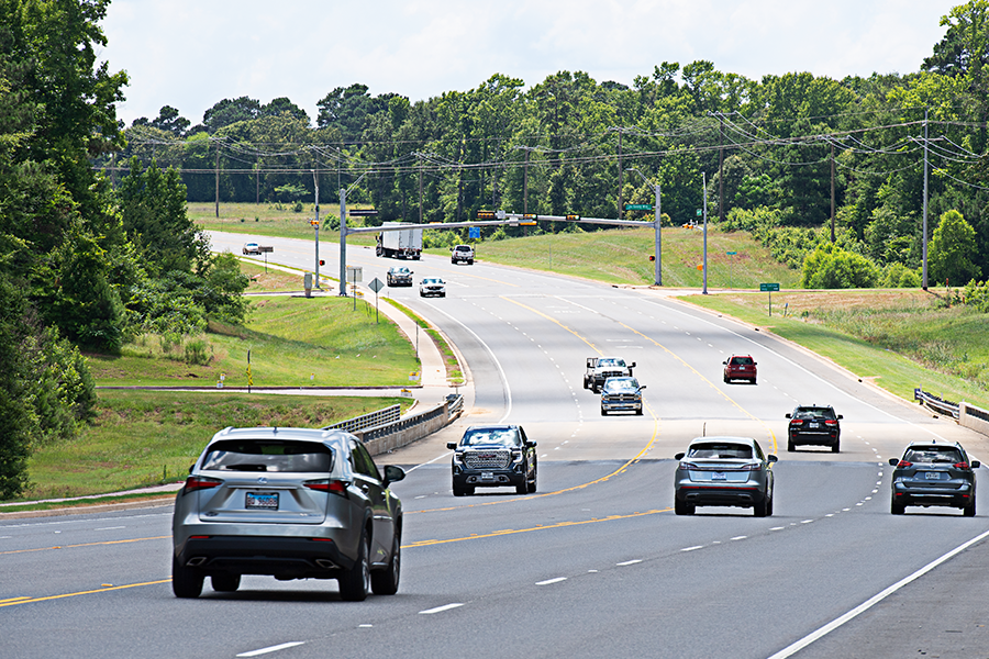 Vehículos circulando por autopista en Longview