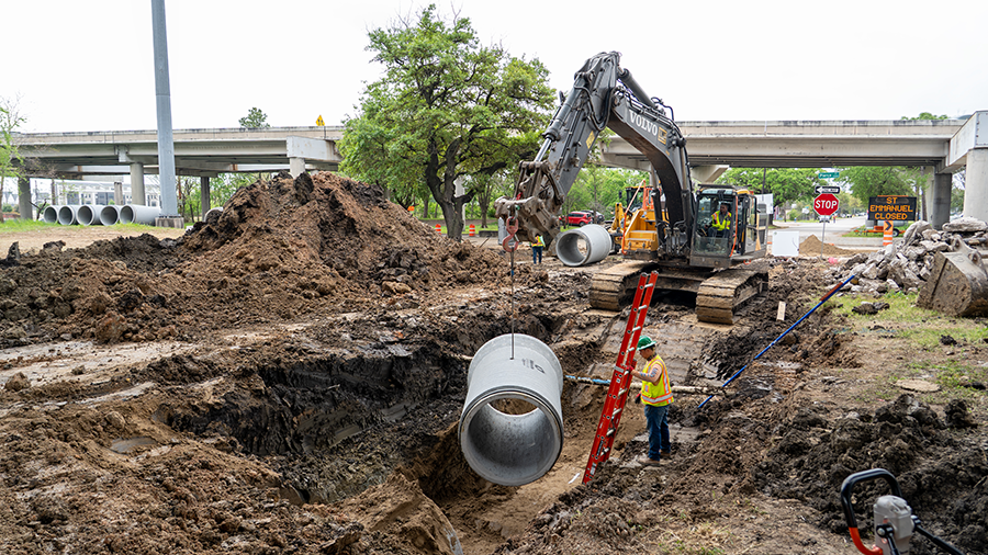 Instalación de alcantarillado pluvial-St. Emanuel en Pierce St