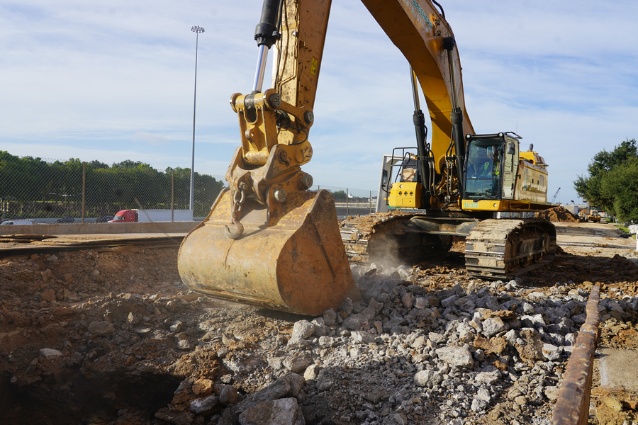 Los equipos retiran el hormigón y la tierra de Hamilton Street cerca de Tuam Street en preparación para la instalación de cajas de alcantarillado pluvial