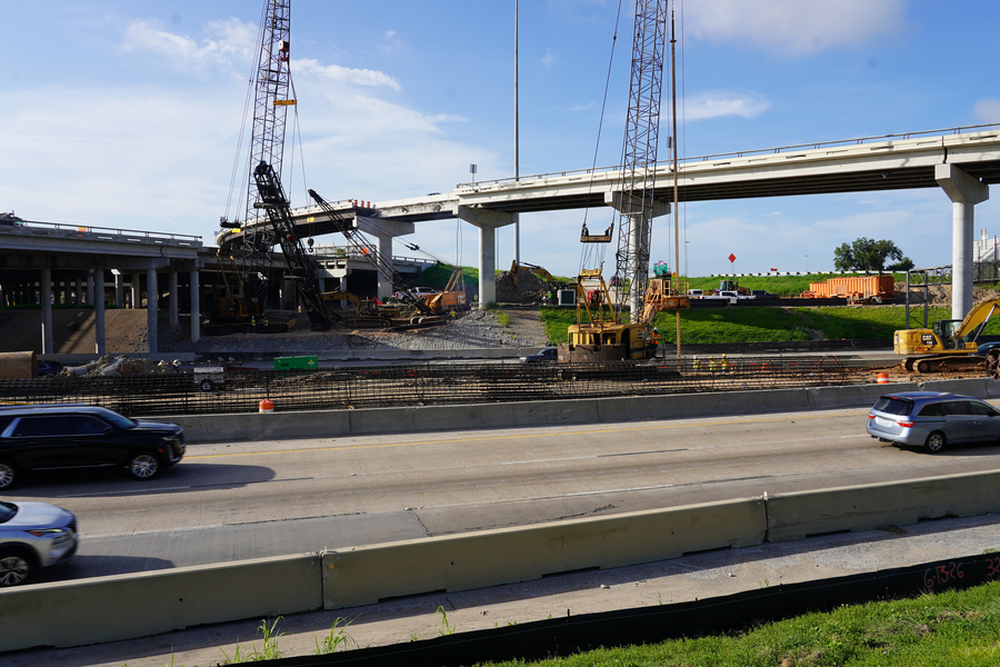 Los equipos perforan agujeros entre los carriles principales sur y norte de la I-69, que albergarán columnas para el nuevo puente de Alabama Street