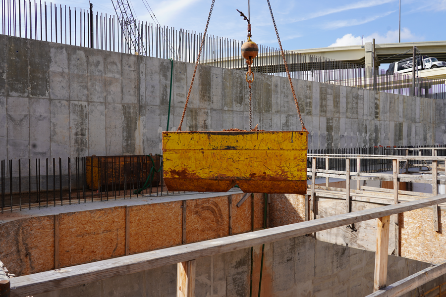 Se retira un contenedor de tierra de lo que será una estación de bombeo cuando esté terminado, que almacenará y moverá las aguas pluviales durante los episodios de lluvias intensas