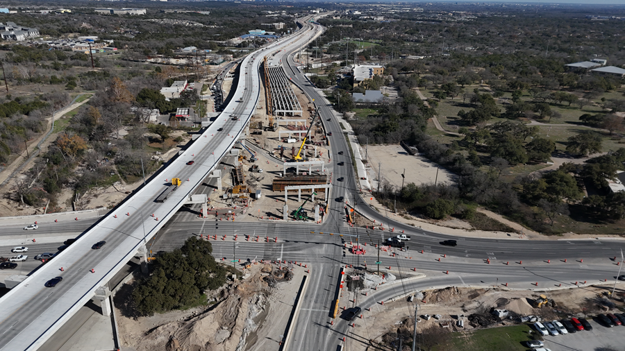Oak Hill Parkway crews continue construction of the new eastbound US 290 mainlane bridges near William Cannon Drive. As they finish placing columns and caps, crews will begin preparation for setting girders and completing bridge decks. January 2025