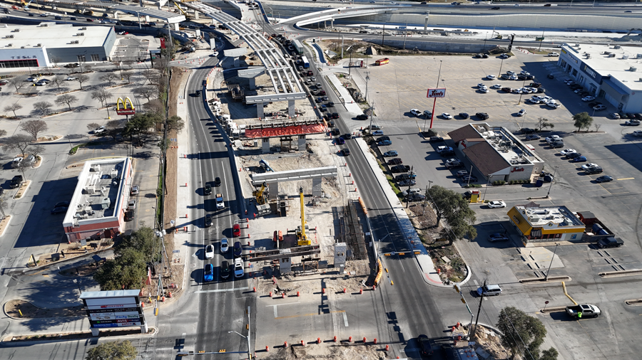 Vista de la SH 71 desde arriba mirando hacia el sureste, mostrando las tapas y vigas de los nuevos puentes elevados entre Oak Hill Plaza y los centros comerciales Center of the Hills.