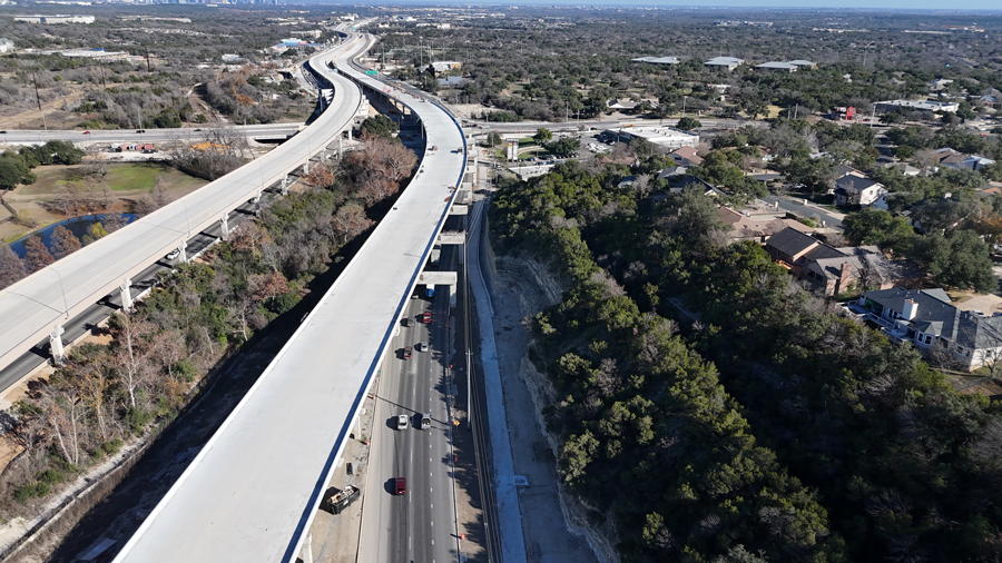 Vista de los nuevos puentes principales de la US 290 en dirección este y oeste desde arriba, mirando hacia el este hacia William Cannon Drive, con los puentes terminados como parte del proyecto Oak Hill Parkway.