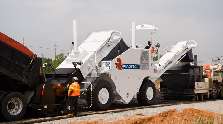 Material Transfer Vehicle with surge capacity(Courtesy Roadtec). (click in image to see full-size image)