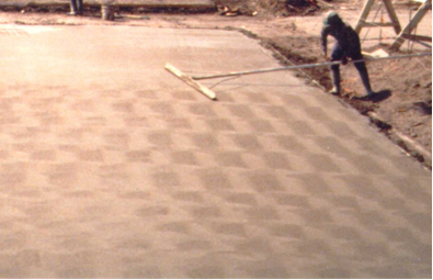 Straightedge finishing behind a longitudinalfloat. (click in image to see full-size image)