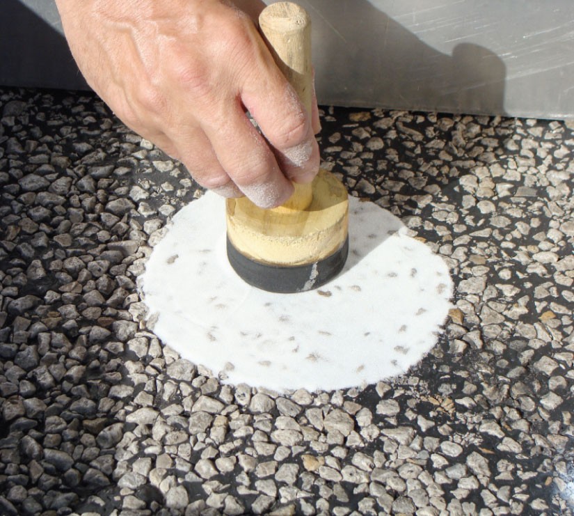 Spreading the sand to the level of thehighest aggregates.� (click in image to see full-size image)