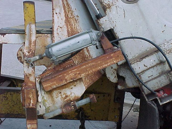 Air Cylinder to Open/Close Spreader (click in image to see full-size image)