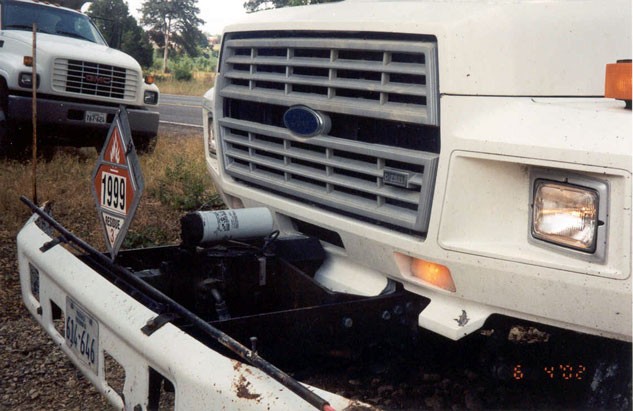 Hydrostatic Distributor Located at Frontof Truck. (click in image to see full-size image)