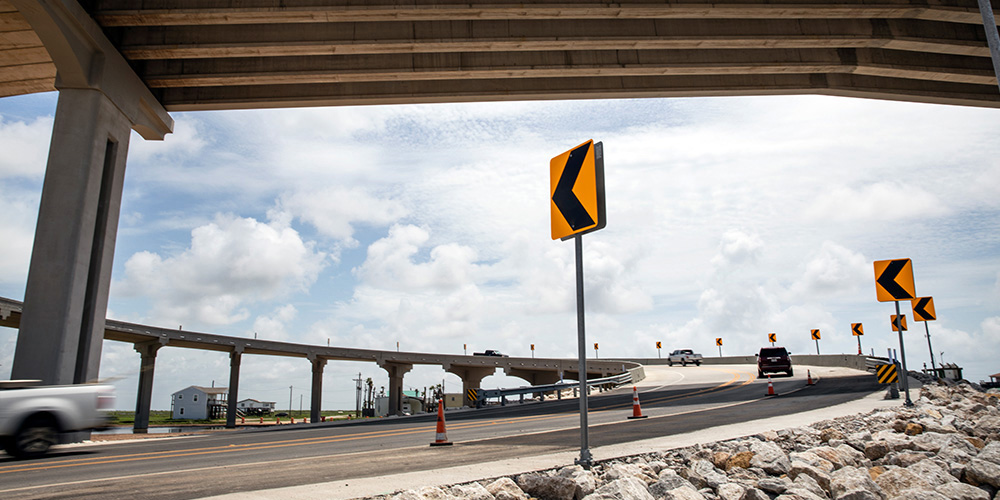 Camión de TxDOT con barra de luces: Tenga cuidado. Conduzca de forma inteligente.