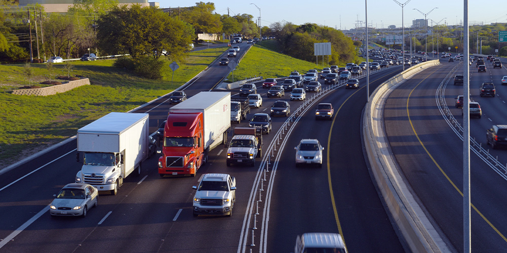 Autopista aérea con superposición de gráficos flotantes