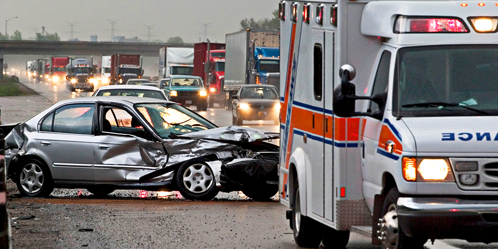 Accidente de vehículo en carretera con ambulancia